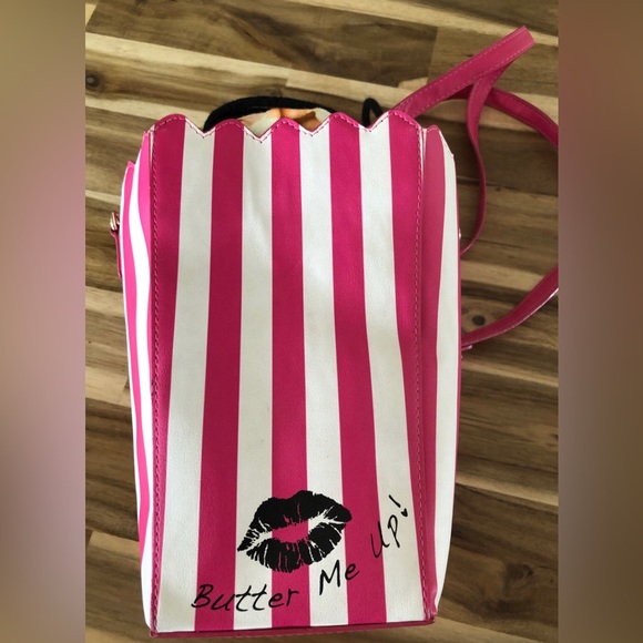 Last sample/Betsey Johnson Butter Me Up Popcorn Bucket Crossbody bag purse NWOT - Picture 5 of 9